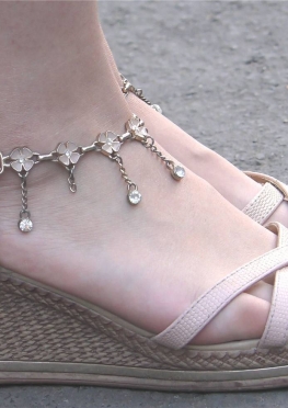 57837魔镜街拍第一站公交车站等车的凉鞋长腿美女视频