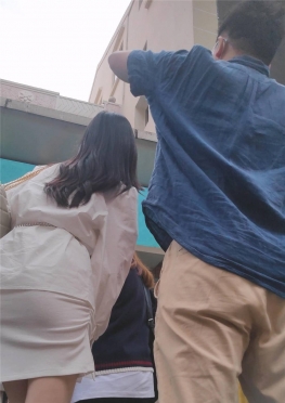 68172逛街的白色短裙长腿女孩视频