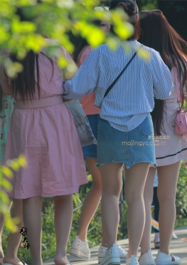 四五个女人吧！
