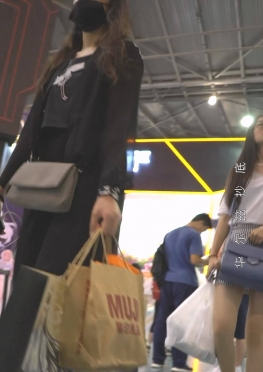 69407逛展会的短裙大长腿女孩子视频