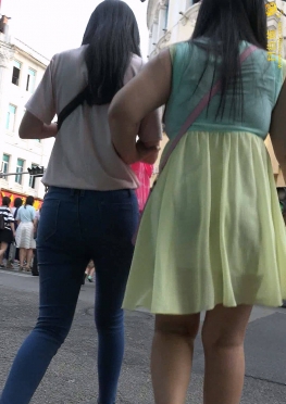 75131街拍逛街的蓝色紧身牛仔裤长腿美女同妹视频