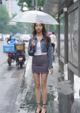 12999包QZ服【1177P】下雨天逛街的超短包裙长腿极品美女套图