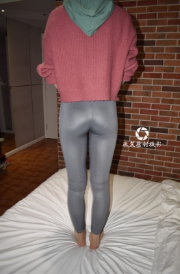 C300【51P】3a街拍第一站银灰色紧身裤翘臀丝足长腿美女套图，玉容寂寞泪阑干，梨花一枝春带雨。 美臀女孩很可爱！