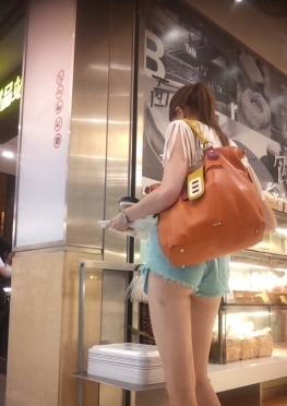 59118和闺蜜逛街的浅色超短热裤翘臀大白腿美女视频，性感短裤美臀长腿女孩