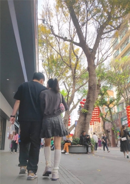 68190逛街的短裙长腿小姐姐视频