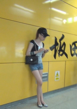 71258一个人等地铁的牛仔热裤长腿女孩视频