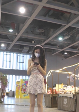 67413逛商场的超短裙无内大长腿白腿极品女孩视频