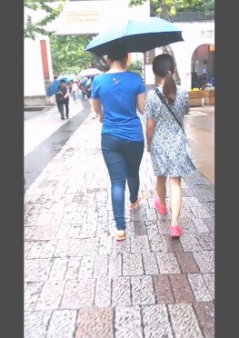 65496-65497街拍第一站等公交车的蓝色紧身牛仔裤长腿美女视频