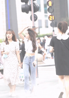 63812-63813-63814魔镜街拍紧身牛仔裤长腿女孩视频