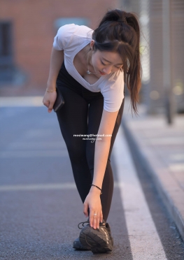76008走累了休息的黑色紧身裤长腿美女视频