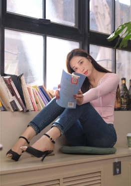 71391逛街的紧身牛仔裤长腿小姐姐视频