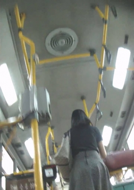 69109坐公交车的小姐姐视频